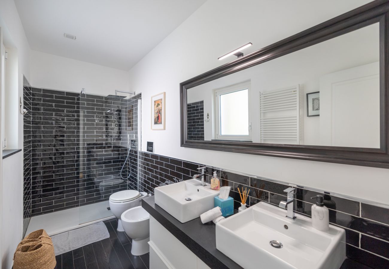 shower room with 2 washbasins, bidet and toilet