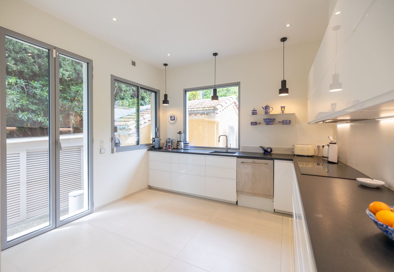 Separate fully-equipped kitchen