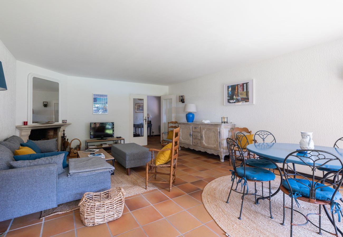 Salle à manger avec un séjour donnant sur la terrasse et le jardin