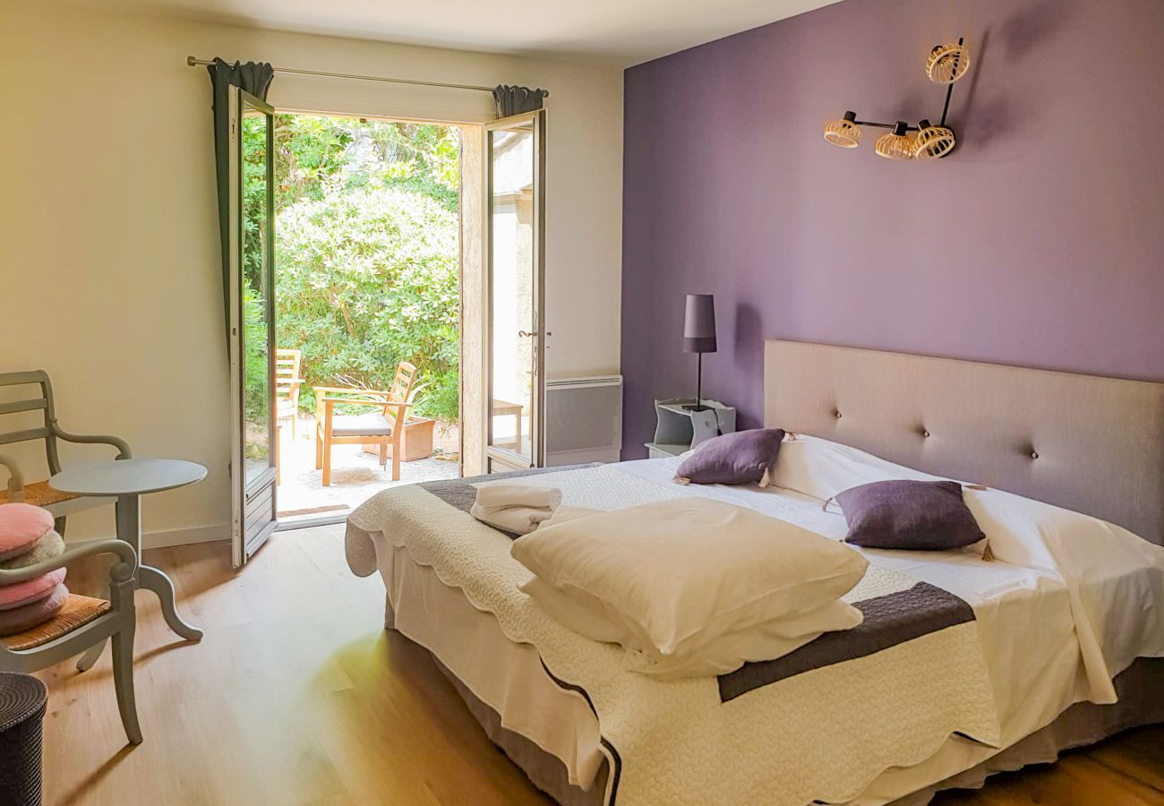 Chambre principale donnant sur jardin, climatisée