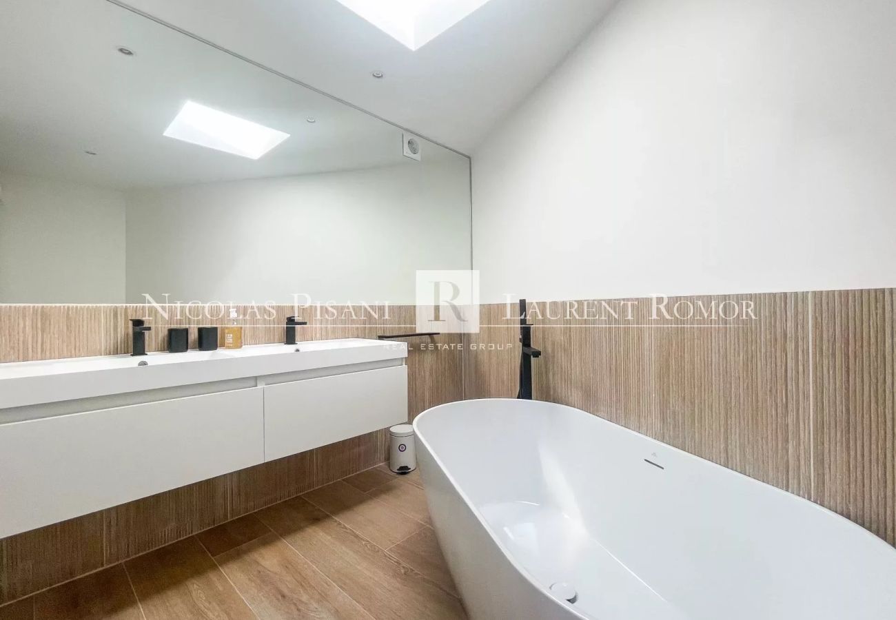 Studio with en-suite bathroom